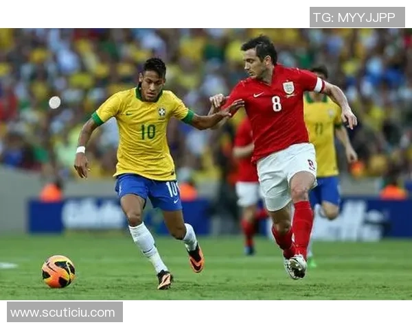 足球球星驾驶摩托挑战极限速度，展现赛场外另一面激情风采